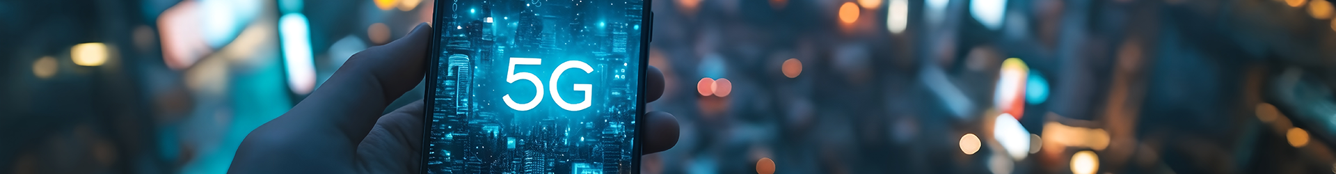 Das 5G-Netz: Basis der digitalen Zukunft EIn Smartphone, das 5G auf dem Display anzeigt in einer Stadtumgebung.