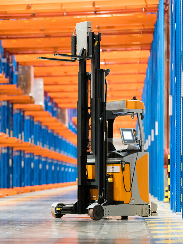 Ein Gabelstapler, fahrerloses Transportsystem, FTS, in einem Lager.