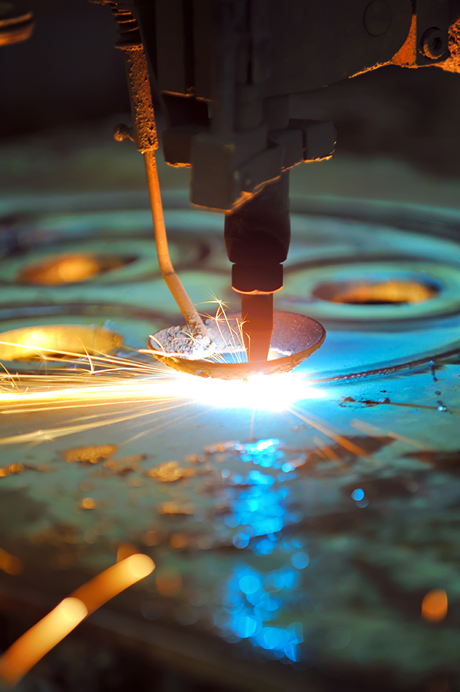 High Power-Anwendung: Laser schneidet ein Metallblech.