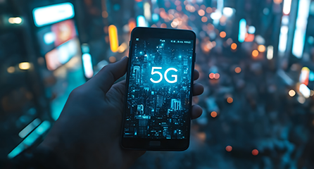 Ein Smartphone, das 5G auf dem Display anzeigt in einer Stadtumgebung.